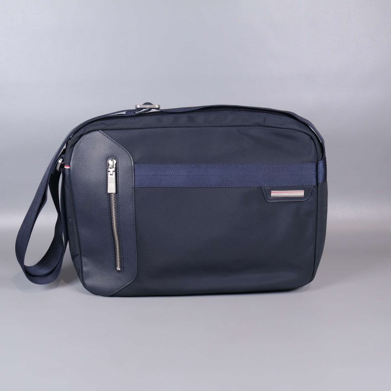 Framsida av mörk axelremsväska med detaljer