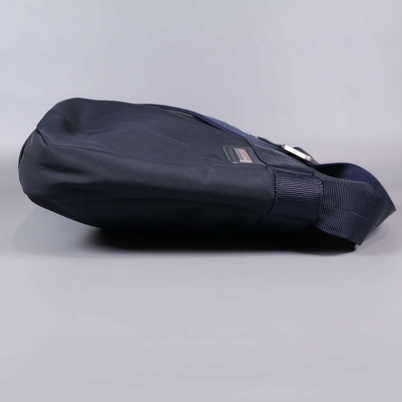 Axelremsväska sedd från sidan i profil