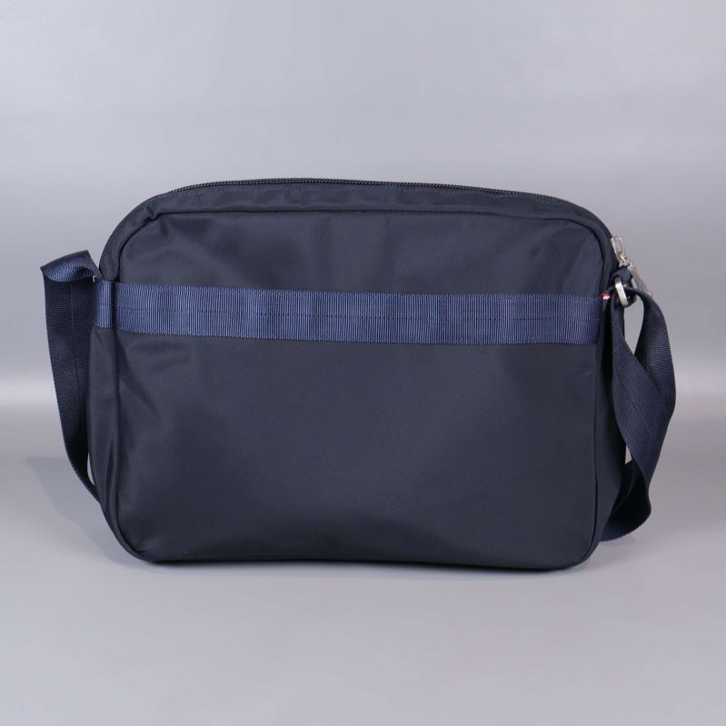 Baksida av axelremsväska i mörk färg