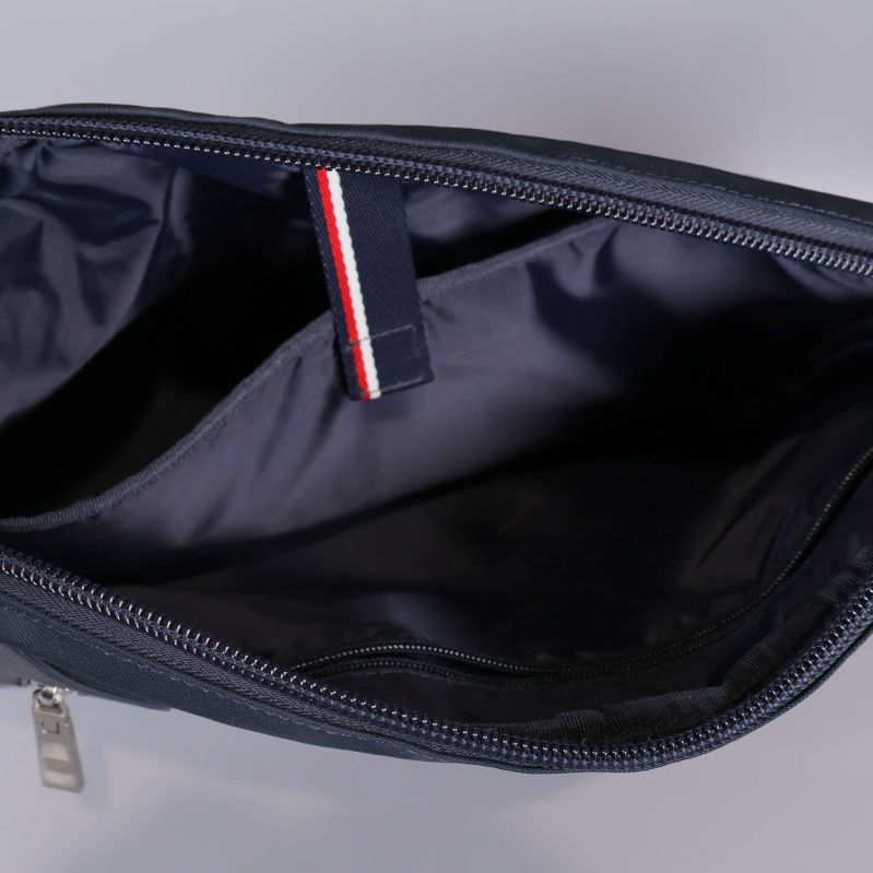 Insidan på väska med innerficka och mörkt foder