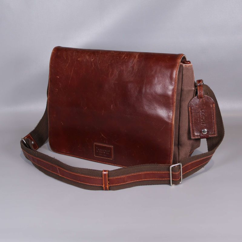 Vintage messenger bag framifrån med synliga sömmar