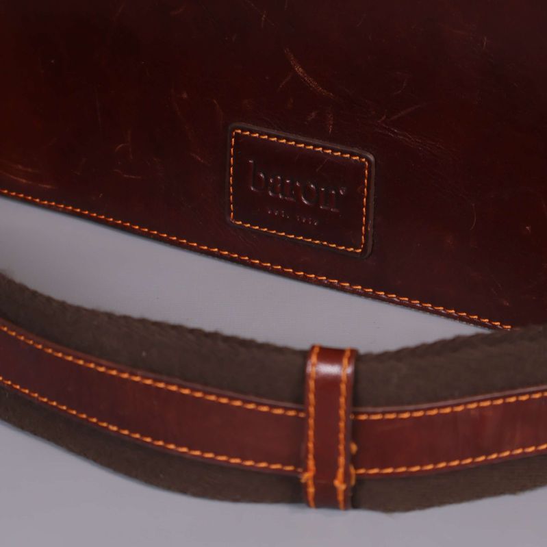 Närbild på läderlogotyp och sydd axelrem