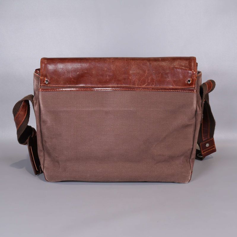 Baksidan visar canvasstruktur och läderöverdel