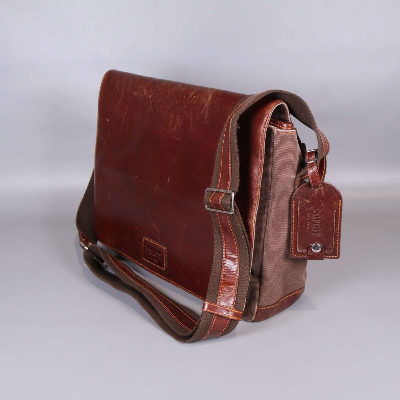 Brun messenger bag i läder och canvas med axelrem