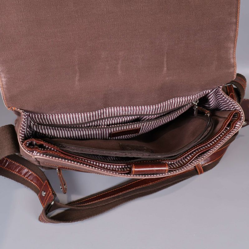 Insidan av väska med randigt foder och fack