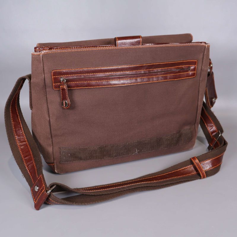 Messenger bag bakifrån med dragkedjeficka och axelrem