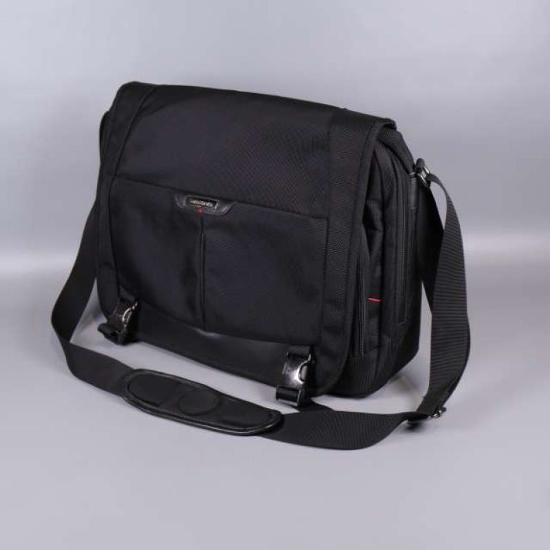 Svart axelremsväska med stora ytterfickor och spännen