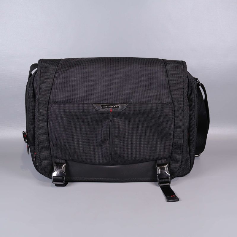 Väskans framsida med metallspännen och ficka