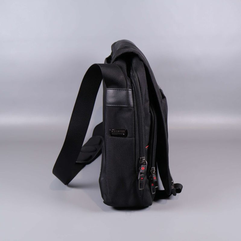 Väskans andra sida med etikett och dragkedjor