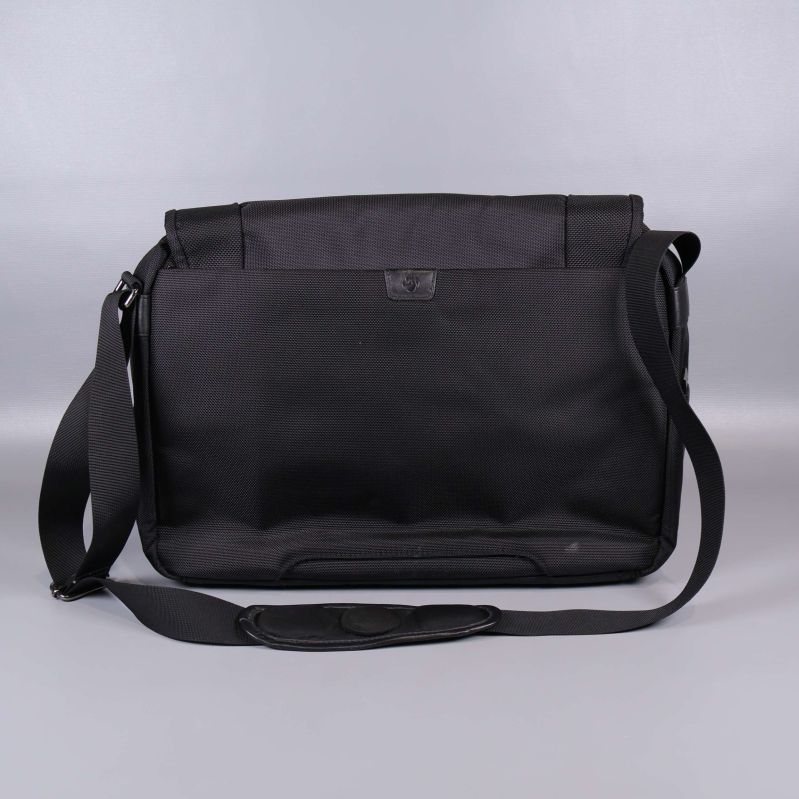 Väskans baksida i helsvart material