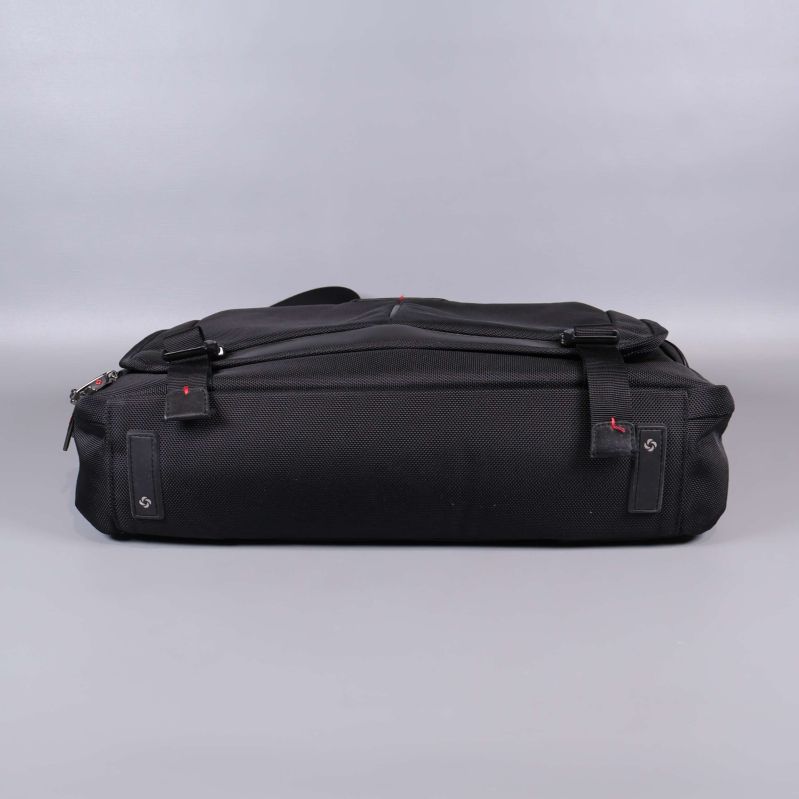 Väskans botten med sömmar och förstärkningar