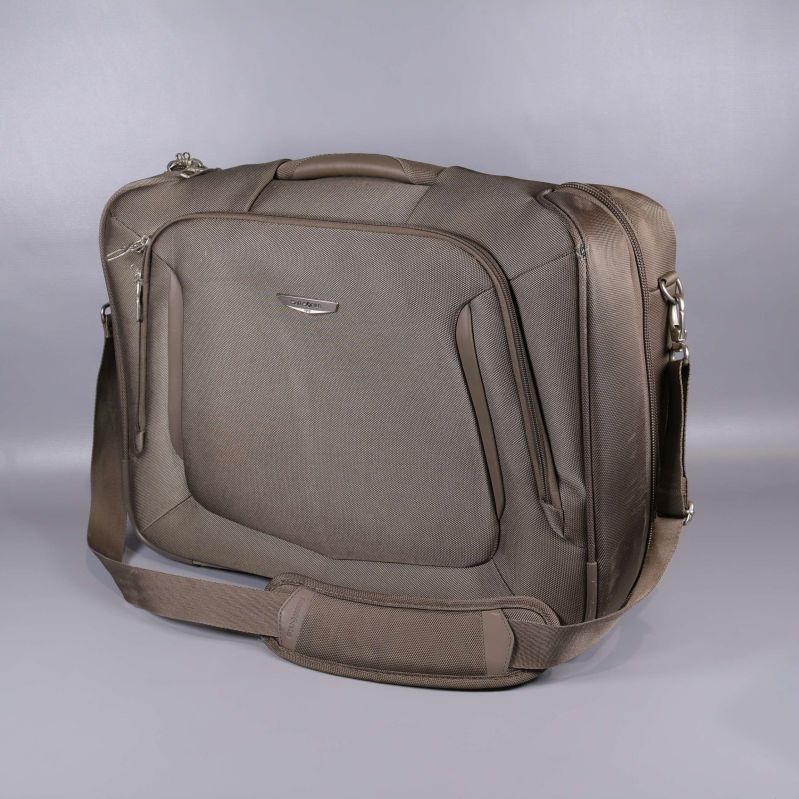 Brun portfölj med axelrem och rundade hörn