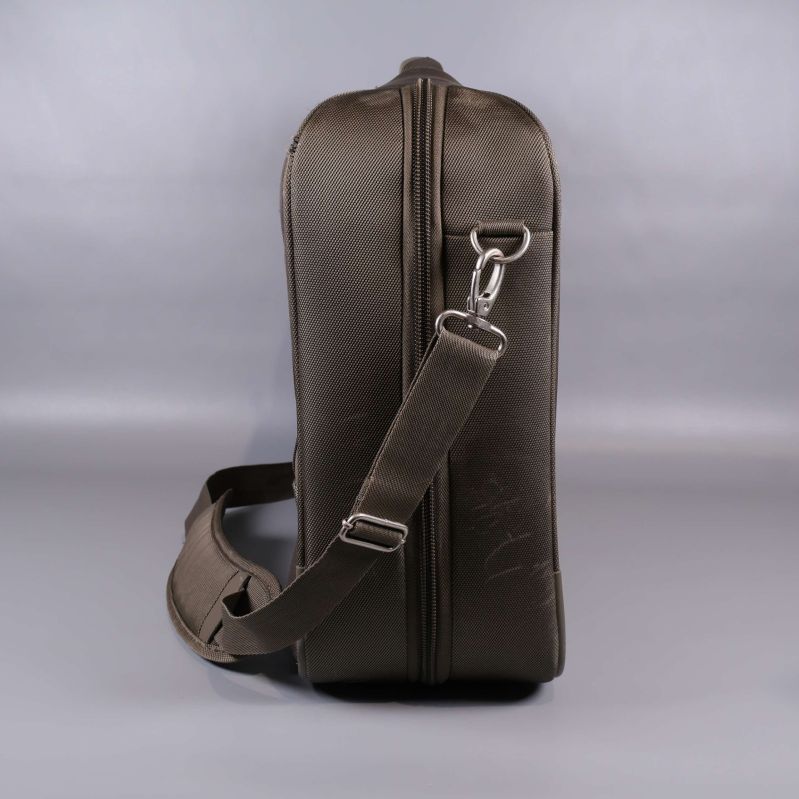 Portföljens sida med metallspänne och justerbar rem