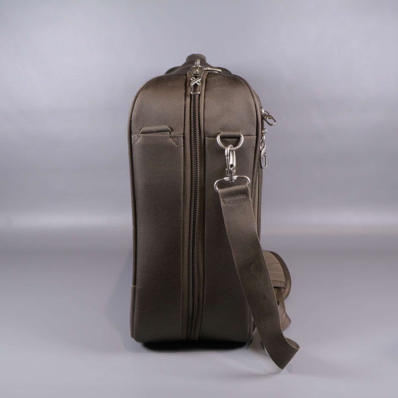 Sidovy av portfölj visar dragkedja och rem