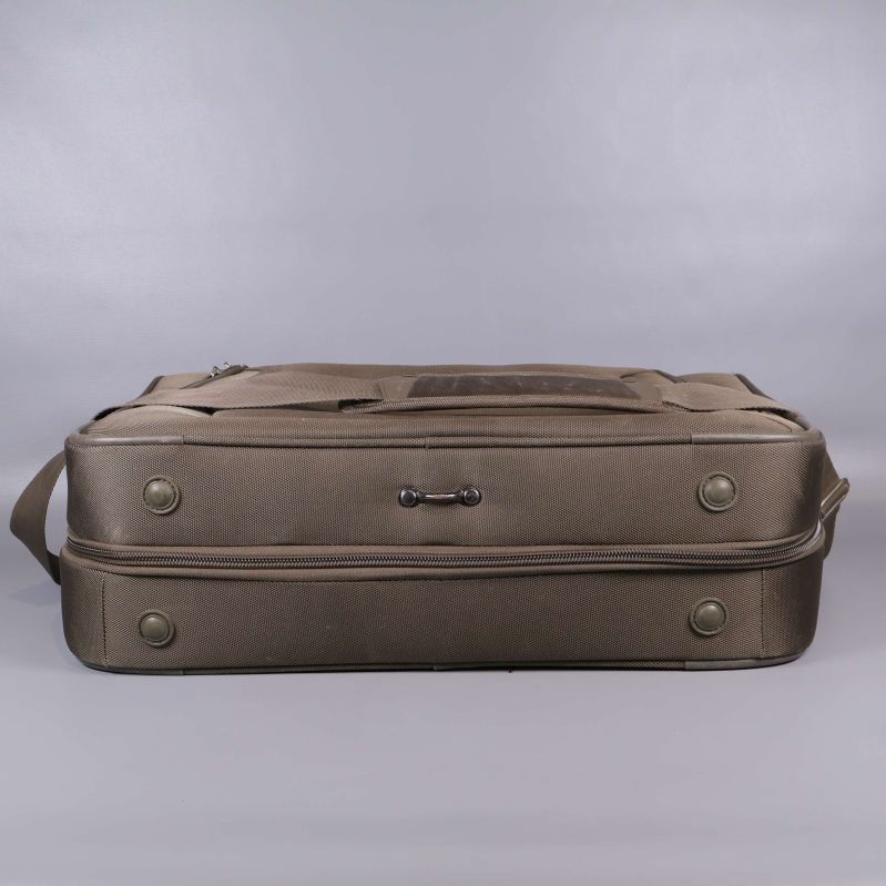 Portföljens botten med metallknoppar för skydd