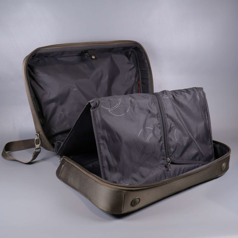 Portfölj öppen med flera innerfack och foder