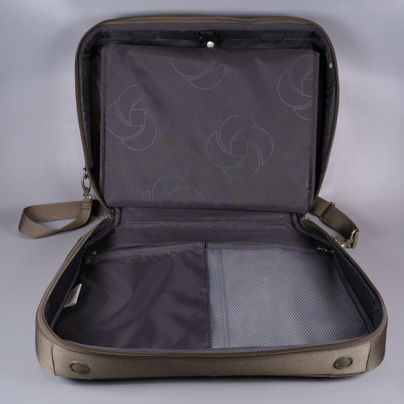 Insida av portfölj med nätficka och tygfoder