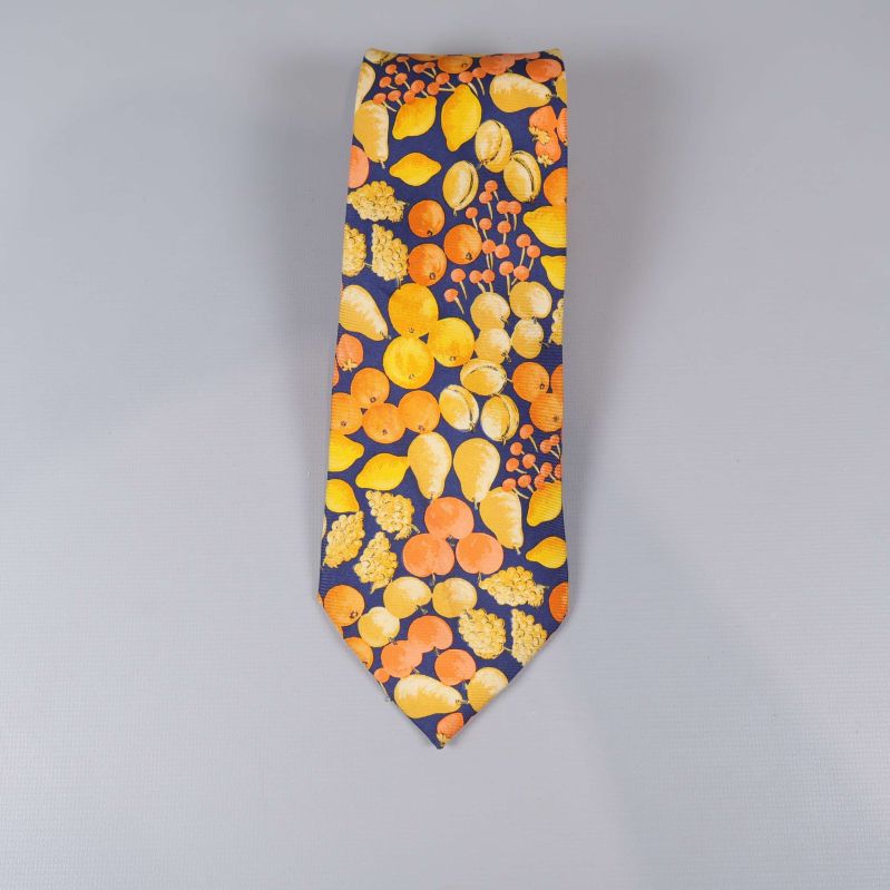 Slips med orange och gula frukter på blå bakgrund