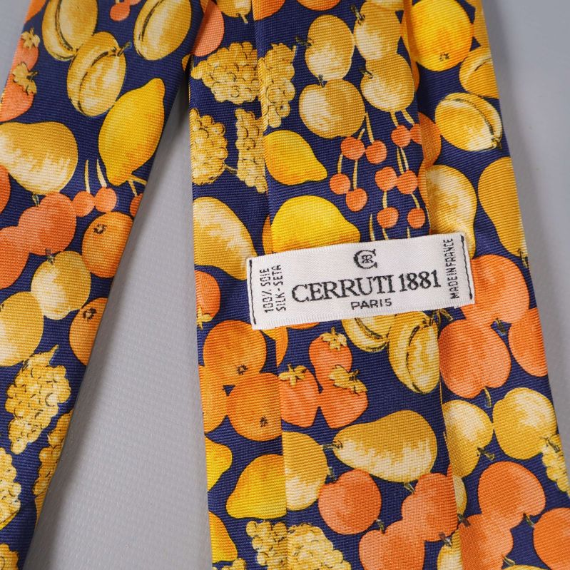 Närbild på Cerruti 1881 logotyp och fruktmotiv