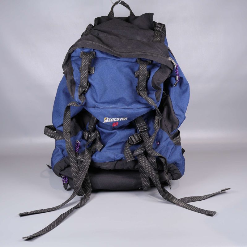 Blå och svart vandringsryggsäck med flera remmar framtill