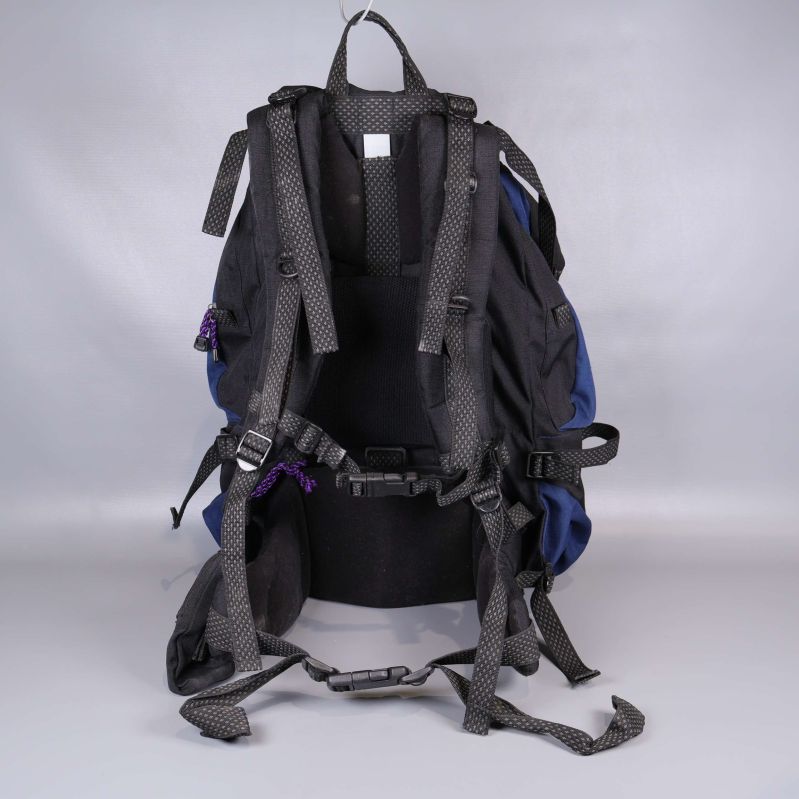 Baksidan av ryggsäcken med vadderade axelband och höftbälte