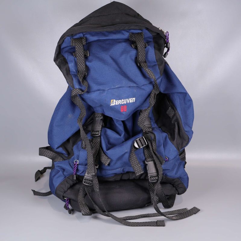 Sidovy på vandringsryggsäck som visar fack och remmar