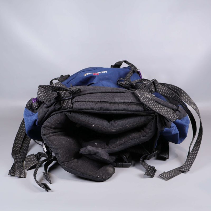 Ryggsäcken placerad liggande med tydlig bottenkonstruktion