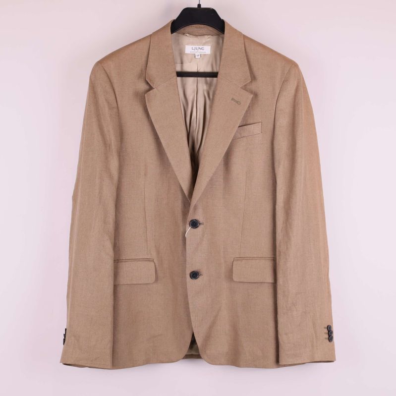 Beige linnékavaj framifrån på galge