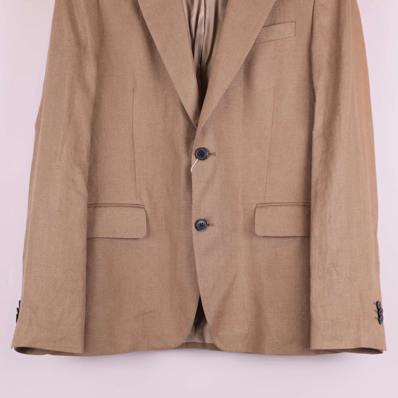 Fickor och nederdel fram på beige kavaj