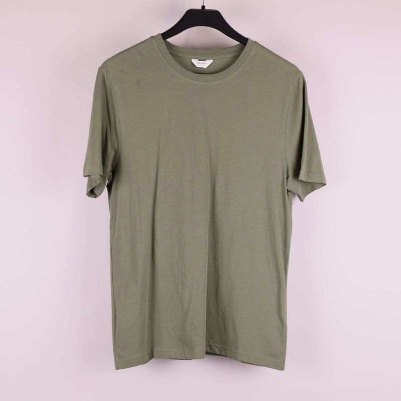 Olivgrön t-shirt med kort ärm sett framifrån på galge