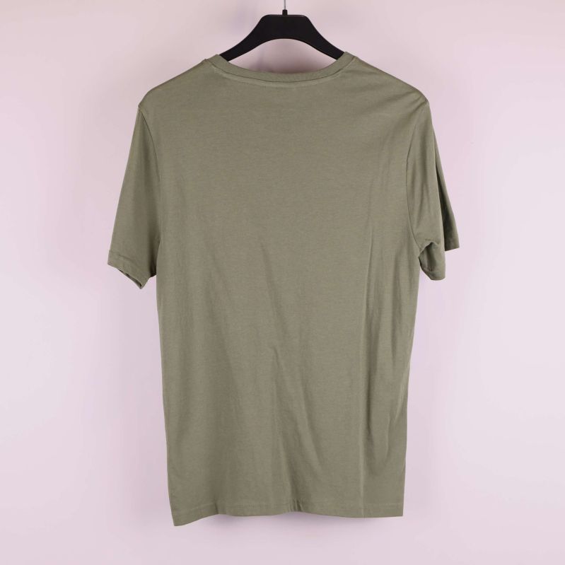 Olivgrön t-shirt med kort ärm sedd bakifrån på galge