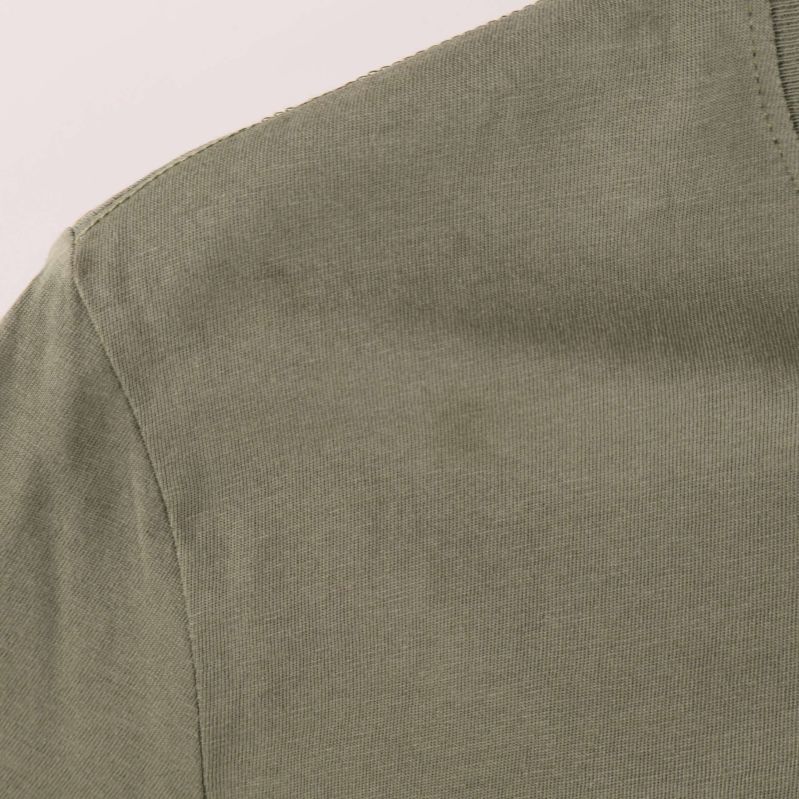 Närbild på mindre fläck på t-shirtens vänster axel
