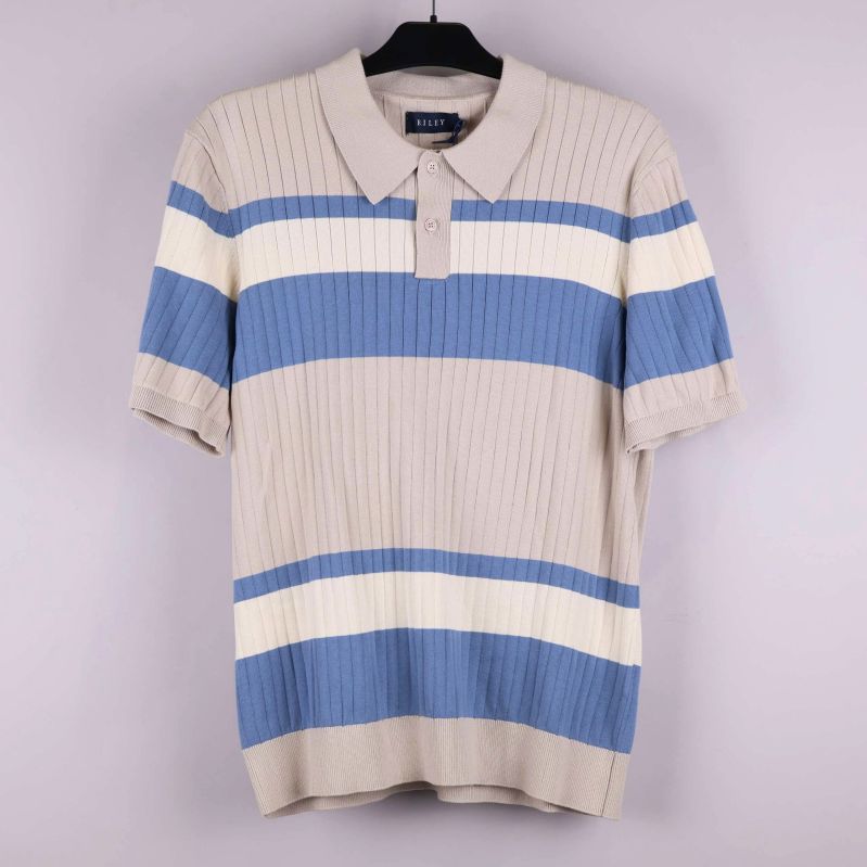 Framsidan av randig stickad pikétröja med krage och kort ärm