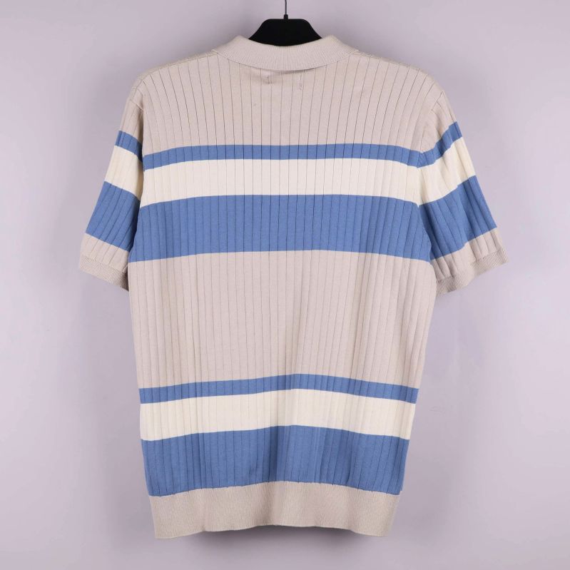Baksidan av randig stickad pikétröja i beige, blått och vitt