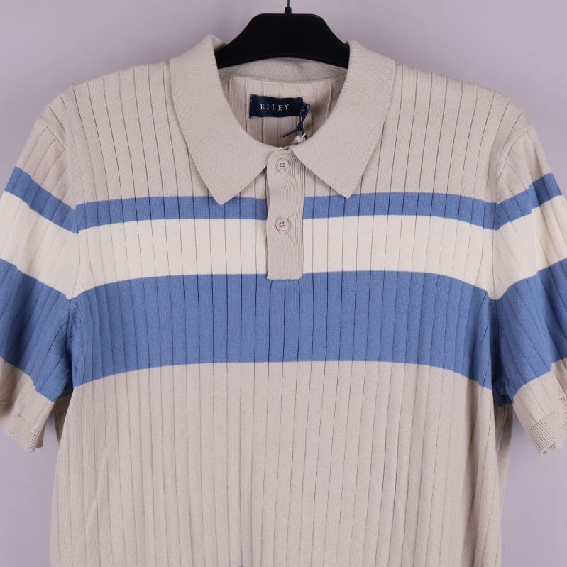 Närbild på krage och knappar på stickad randig pikétröja