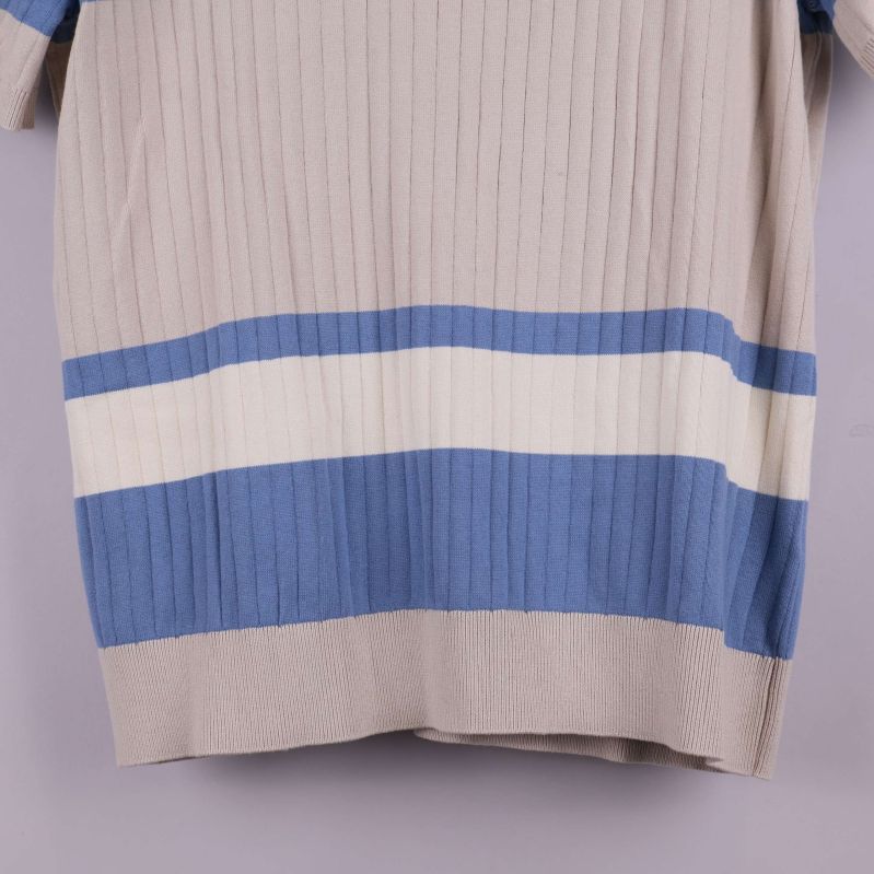 Närbild på randigt stickat tyg i blått, beige och vitt