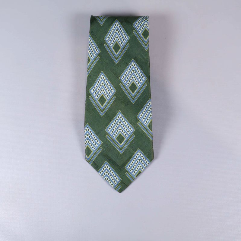 Grön slips med grafiskt diamantmönster i blått och vitt
