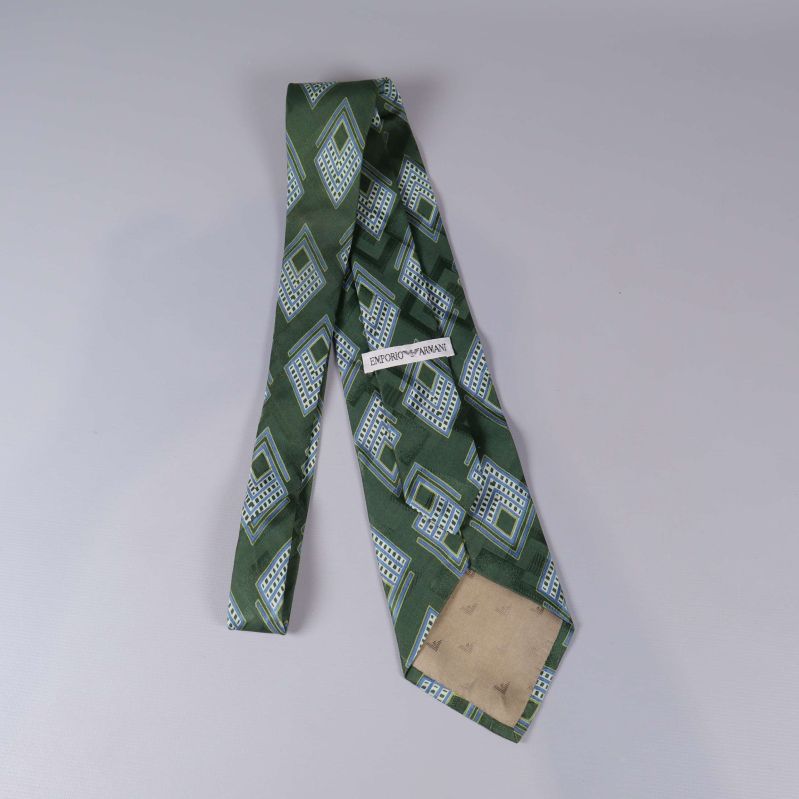 Baksida av slips med etikett 