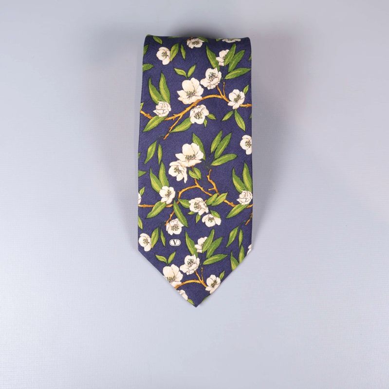 Framsidan av slips med blommigt mönster