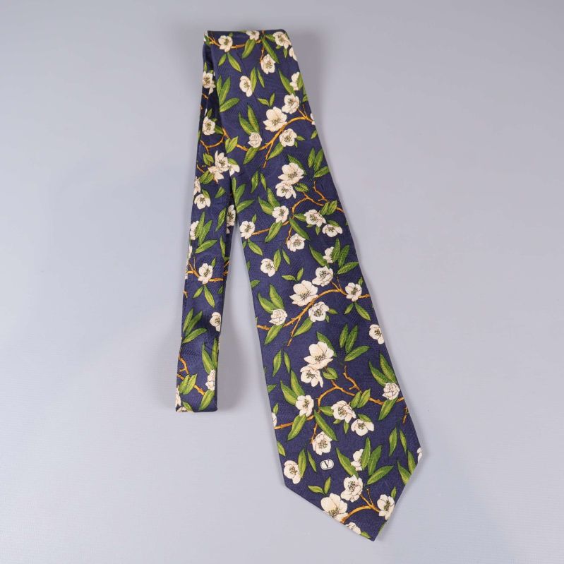 Slips i helbild med blommigt mönster