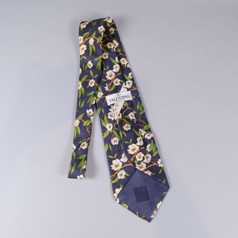 Baksida av slips med Valentino-etikett