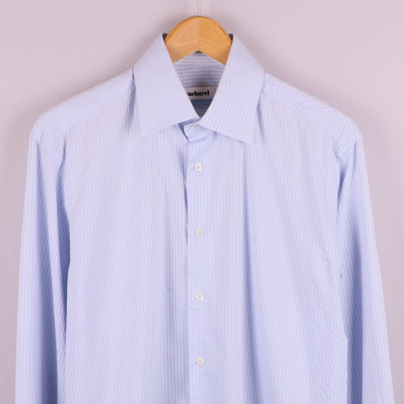 Närbild på bred krage och knappar på skjorta