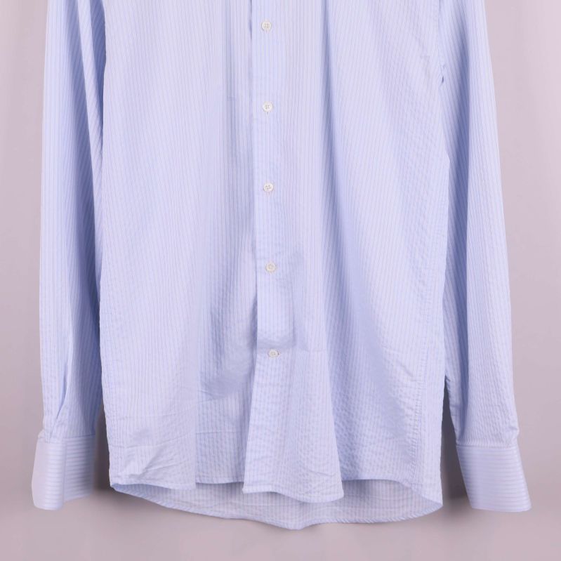 Ärmslut och nederkant på randig skjorta i ljusblått