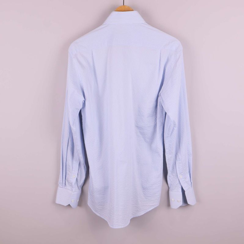 Baksidan av ljusblå skjorta med diskreta ränder