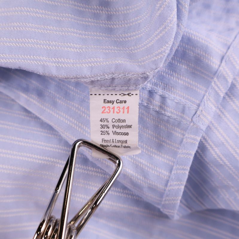 Materialetikett med information om bomull, polyester och viskos