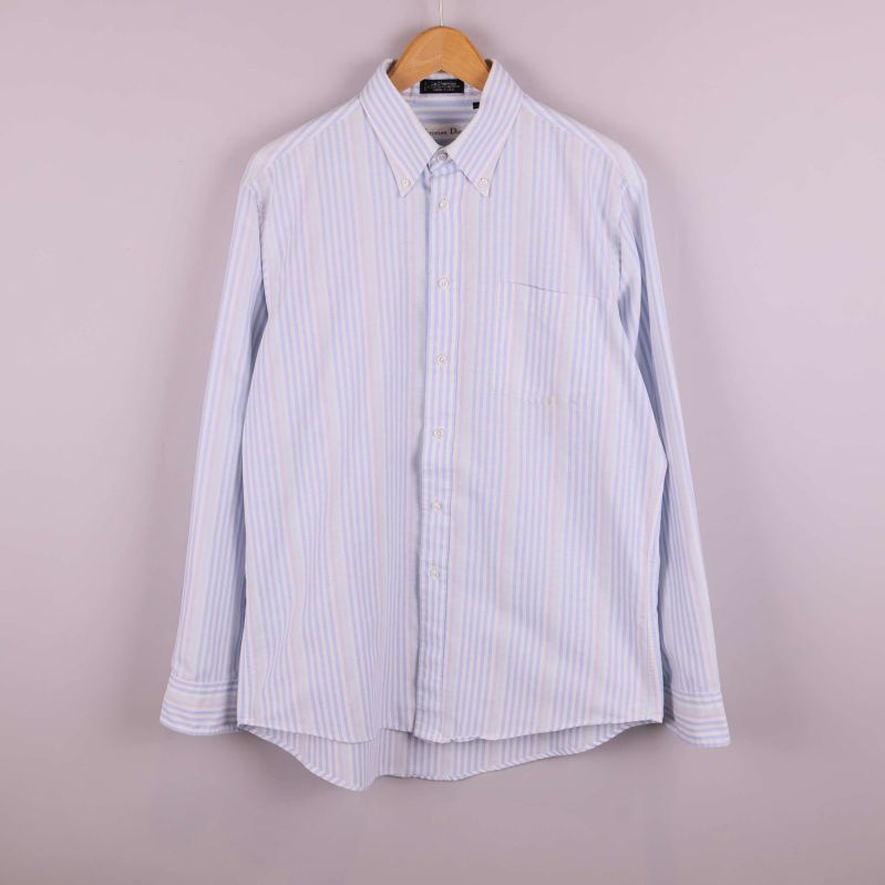 Framsida av ljusblå- och vitrandig skjorta på galge