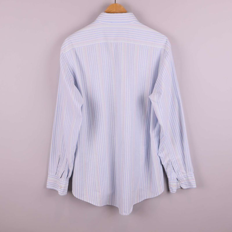 Baksida av ljusblå- och vitrandig skjorta på galge