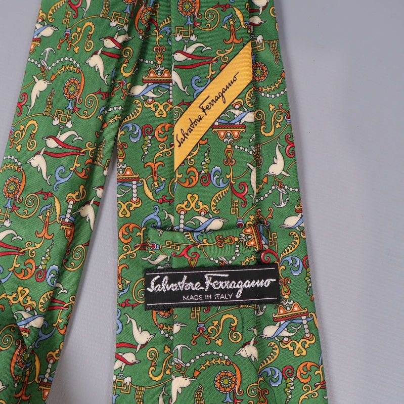 Närbild på etiketter Salvatore Ferragamo på slipsens baksida