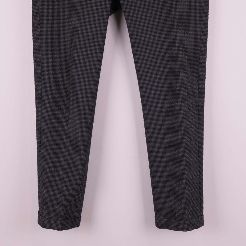 Närbild på byxbenets nederkant och rutmönster