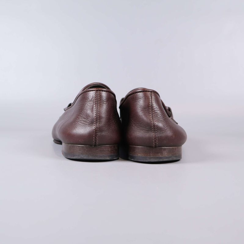 Bakre vy av två bruna loafers i läder